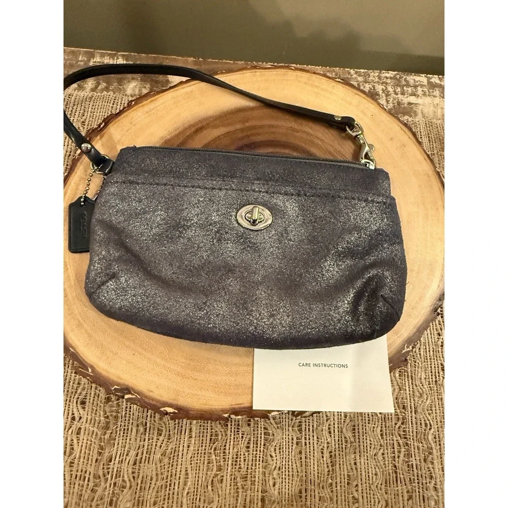 New COACH PARK Suede Leather Turn Lock Wristlet Gunmetal Metallic Gray Very Rare